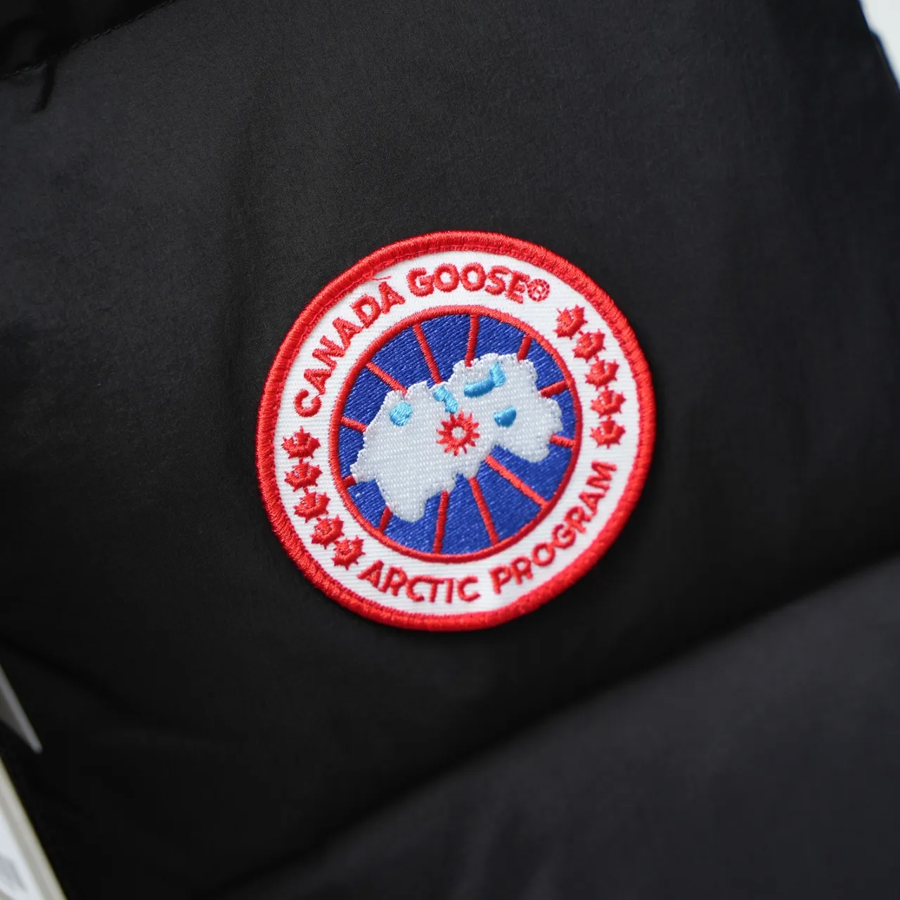 P560 CANADA GOOSE丨Canada Goose 2804 chest label soft fabric stand collar down vest Color: black with red label Size: XS-XXL